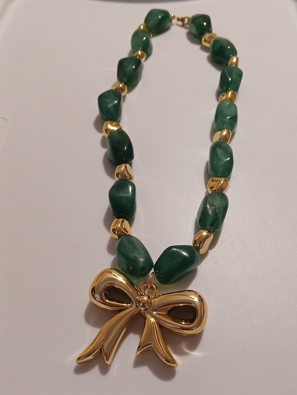 Fashion Jewelry Green Bead Necklace with Gold Bow Pendant